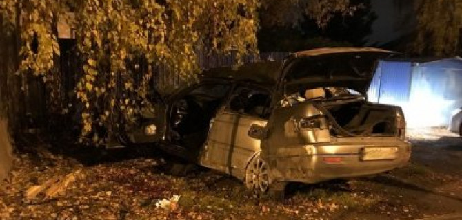 В Иркутске Toyota врезалась в здание – погибли два человека