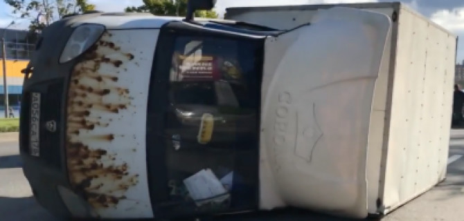 В Петербурге фургон попал в ДТП, оказавшись на "встречке" на разделенной газоном трассе