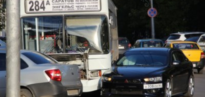 Два человека пострадали в ДТП с автобусом в Саратове