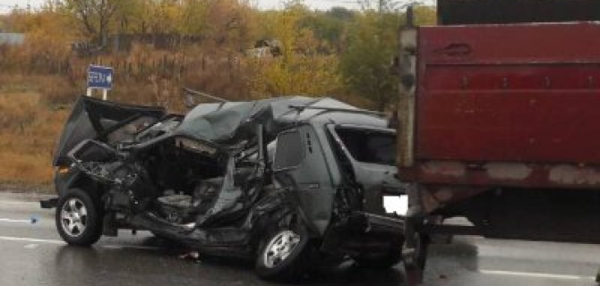 Два человека погибли в результате столкновения фуры и «Нивы» под Самарой