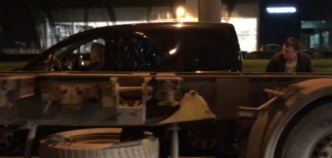 В Петербурге фура придавила минивен на выезде из "рукава"