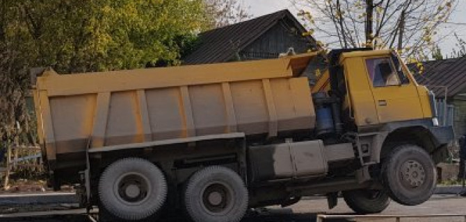 В Саратове грузовик с асфальтом провалился под асфальт