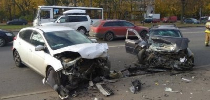 Серьезное ДТП на Маршала Захарова в Петербурге