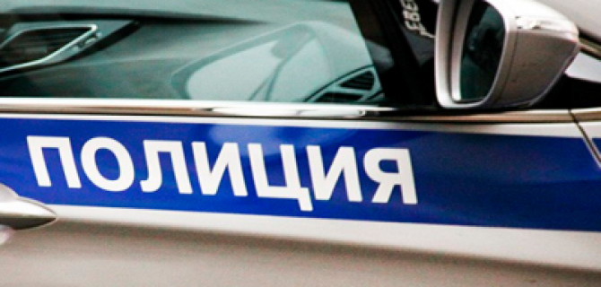 В Москве молодого человека задержали за танец на крыше полицейской машины