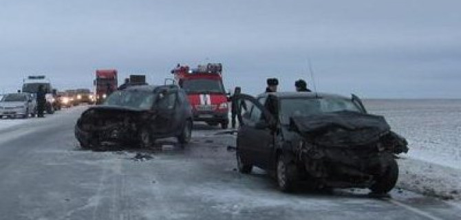 При столкновении двух Renault под Тюменью погибла женщина