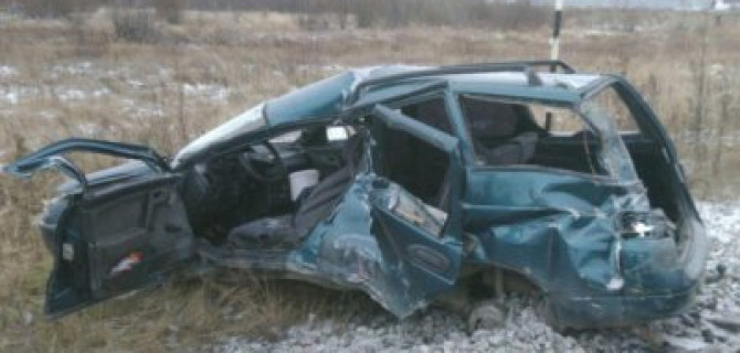 В Свердловской области женщина-водитель ВАЗ-2111 выехала под поезд и чудом выжила