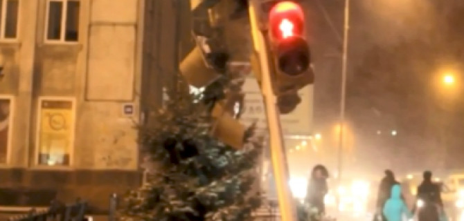 В Иркутске пьяная пенсионерка на Toyota Passo разбила несколько машин, светофор и дорожные ограждения