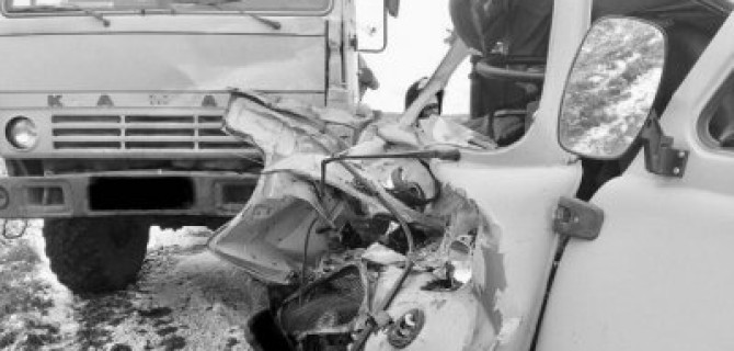 В Башкирии при столкновении УАЗа и КамАЗа погиб человек