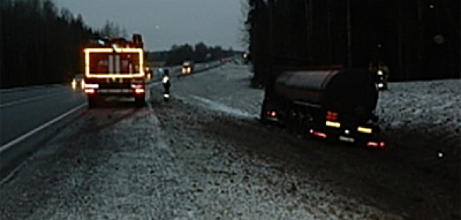 Под Вологдой в кювет слетел бензовоз