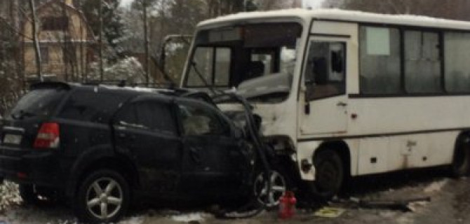В ДТП с маршруткой во Всеволожском районе Ленобласти погиб человек