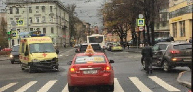 В Петербурге машина реанимации попадала в ДТП