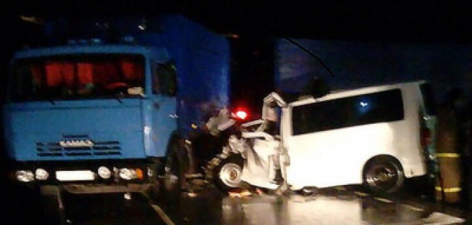 Четыре человека погибло в результате столкновения автобуса и фуры под Саратовом