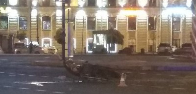 В центре Петербурга мотоцикл протаранил такси