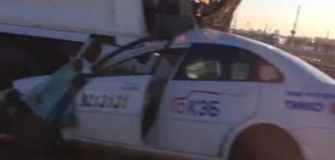 Три человека погибли в ДТП с грузовиком и такси на ЗСД