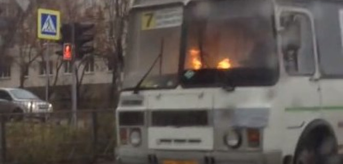 В Орле сняли видео, как по городу едет горящий изнутри автобус