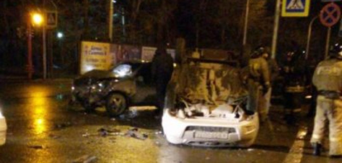 В ночном ДТП в Кемерове такси опрокинулось на крышу