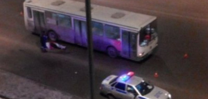 В Омске автобус насмерть сбил человека