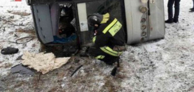 Под Красноярском перевернулся автобус с пассажирами