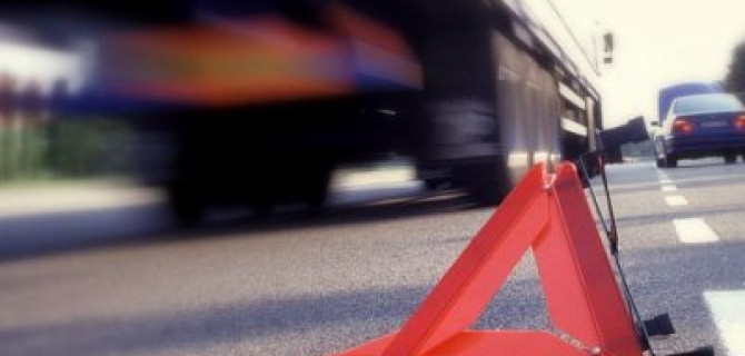 В Москве легковушка врезалась в припаркованный грузовик – водитель погиб