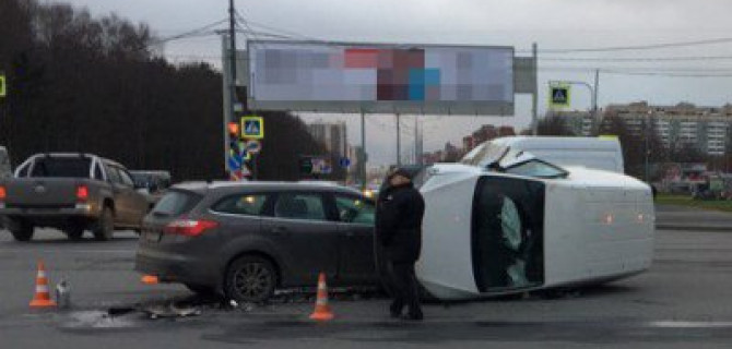 После ДТП на проспекте Культуры опрокинулся автомобиль