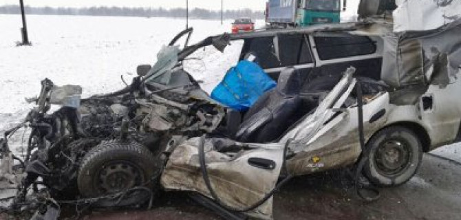 Грузовик раздавил легковушку в Новосибирской области – водитель чудом выжил