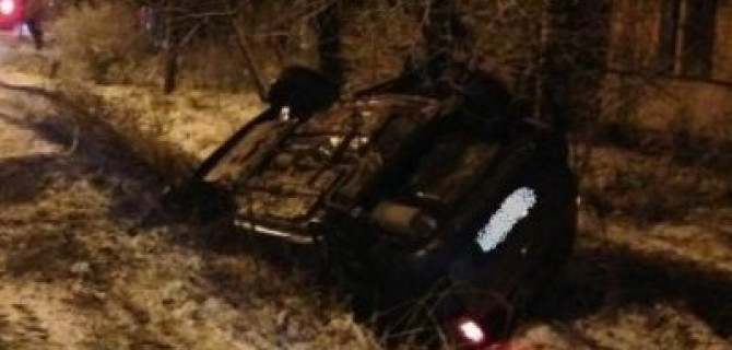 В Вельске автомобиль врезался в дерево – погибла женщина-водитель