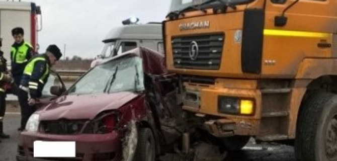 Под Тулой самосвал смял легковушку 