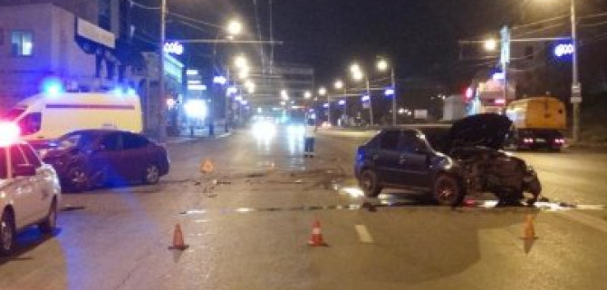 В ночном ДТП в Астрахани пострадали таксист с пассажиром