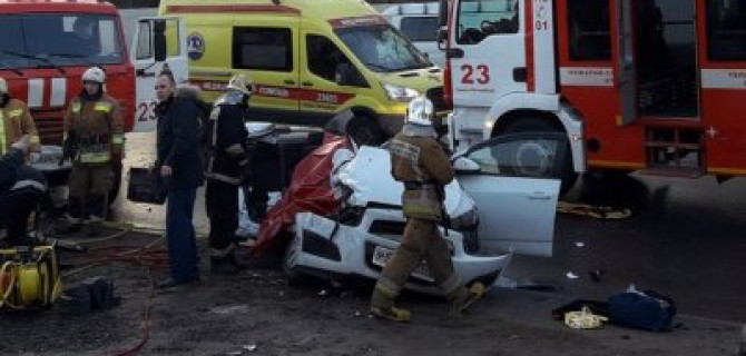 Два человека погибли в ДТП с КамАЗом в Петербурге