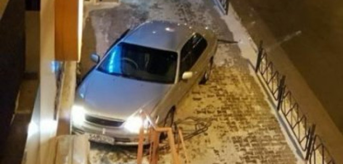 В Красноярске после ДТП машина врезалась в здание