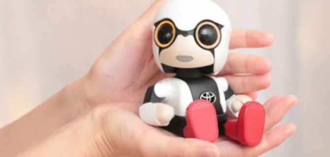 Toyota выпустили миниатюрного робота Kirobo, который умеет общаться и с автомобилем, и с хозяином