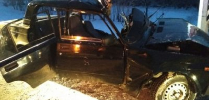 На Челябинском тракте в Екатеринбурге ВАЗ врезался в столб: пострадали три человека