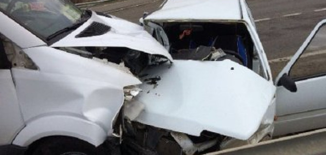 На Ставрополье водитель умер за рулем и протаранил микроавтобус с детьми