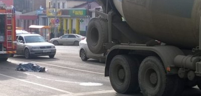 В Ростове бетономешалка сбила двух человек – один погиб