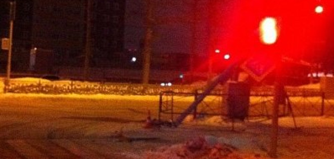 В Новосибирске Volkswagen после ДТП вылетел на тротуар и сбил женщину