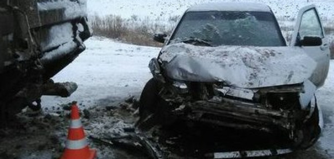 В Самарской области ВАЗ врезался в припаркованный грузовик – пострадали водитель и ребенок