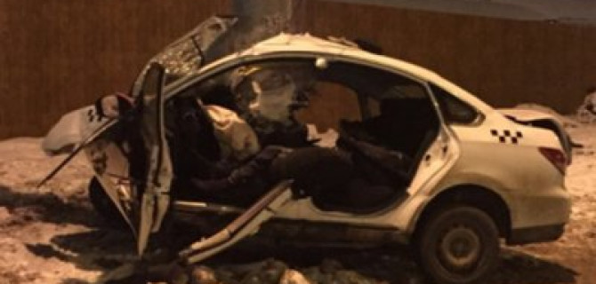 В Воронеже такси врезалось в столб – водитель погиб