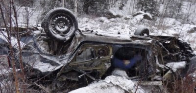 Два человека погибли в опрокинувшемся автомобиле на Серовском тракте