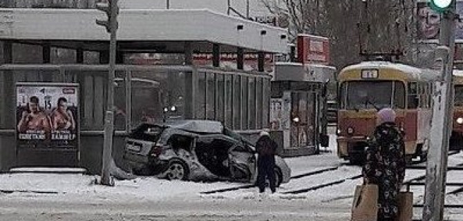 В Екатеринбурге в ДТП с КамАЗом погибла женщина