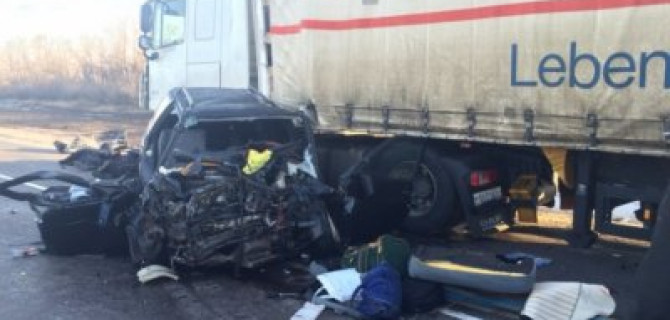 Под Омском в ДТП с грузовиком погибли два человека