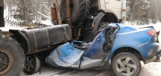На трассе Тюмень – Ханты-Мансийск КамАЗ раздавил легковушку: погибли два человека