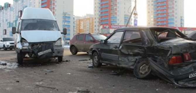 Два человека пострадали в массовом ДТП в Челябинске