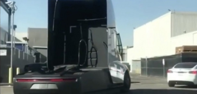 Проезд электрогрузовика Tesla Semi по улице попал на видео