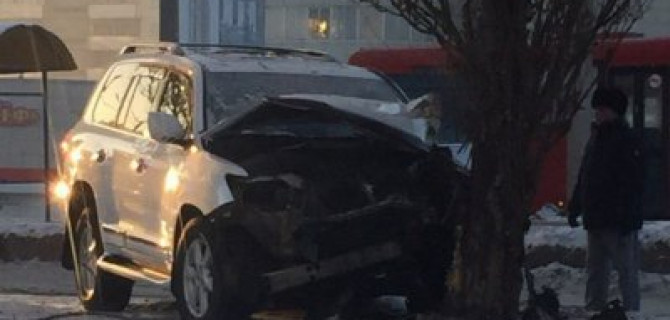 В Барнауле Lexus врезался в дерево