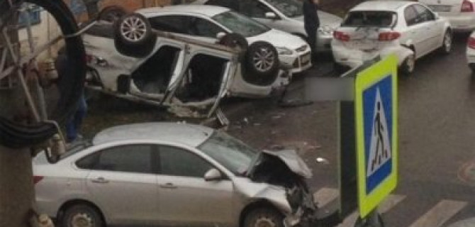 В центре Краснодара перевернулась иномарка