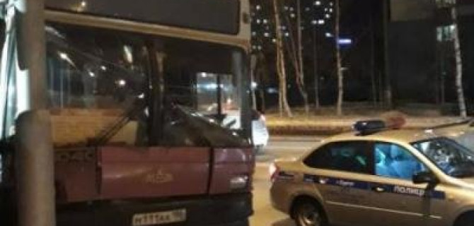 Автобус с пассажирами врезался в столб в Сургуте