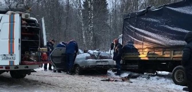 Четыре человека погибли в ДТП с грузовиком в Смоленской области