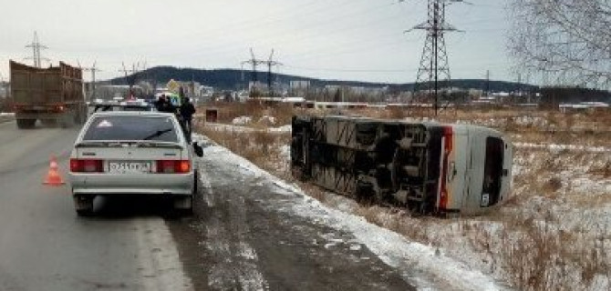 В Свердловской области опрокинулся автобус с пассажирами