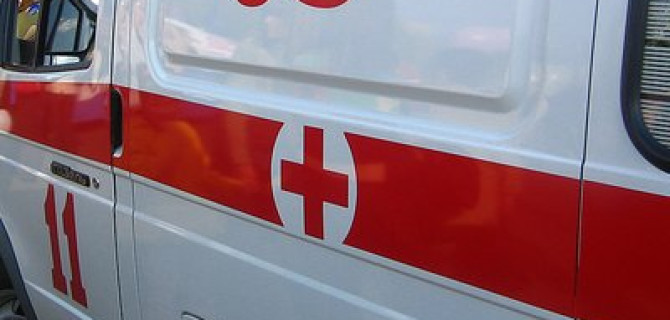 В Москве иномарка наехала на припаркованные машины и перевернулась