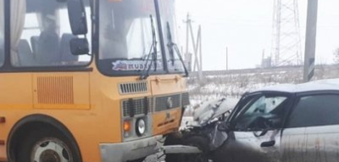 Три человека пострадали в ДТП со школьным автобусом в Чувашии